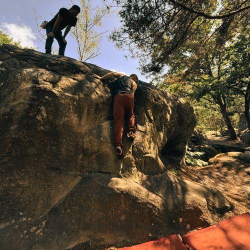 Grimpeurs utilisant un crashpad en forêt de Fontainebleau